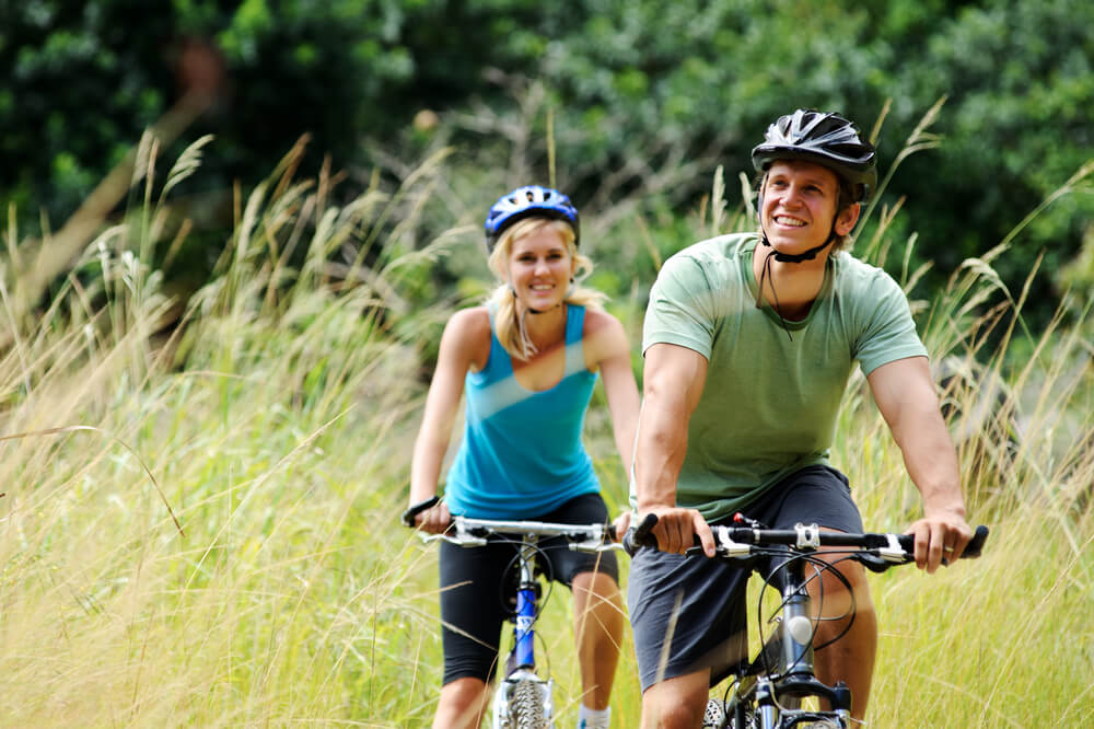 couple cycling together